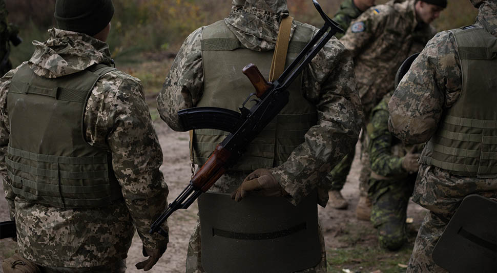 vojnik vojska puska ukrajina.jpg